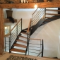 östliche Scheunenhälfte, Die Materialien der Treppe passen wunderbar zu den Materialien der historischen Scheune